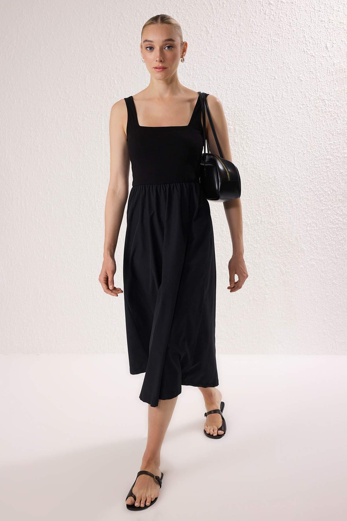 Siyah Eteği Belden Açılan Üstü Esnek Örme Midi Elbise TWOSS25EL00840 Main image