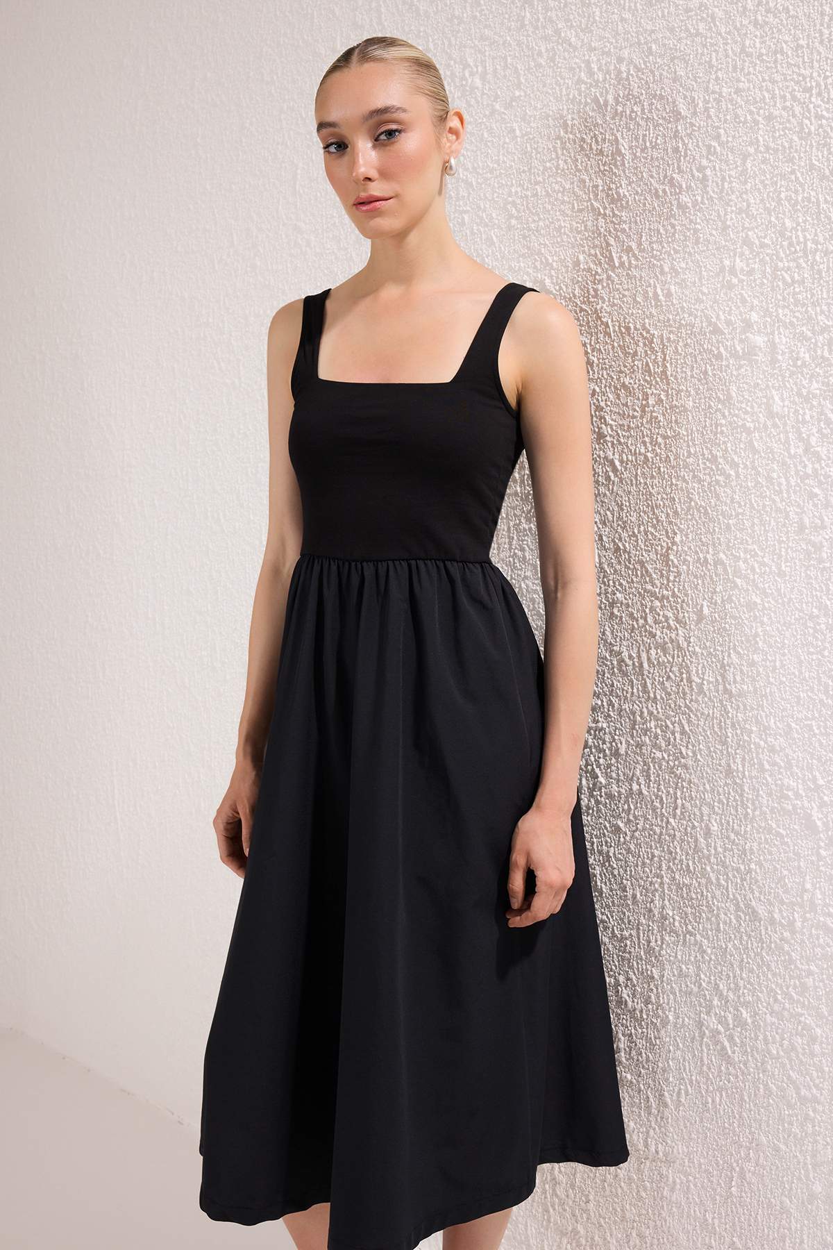 Siyah Eteği Belden Açılan Üstü Esnek Örme Midi Elbise TWOSS25EL00840 Secondary image