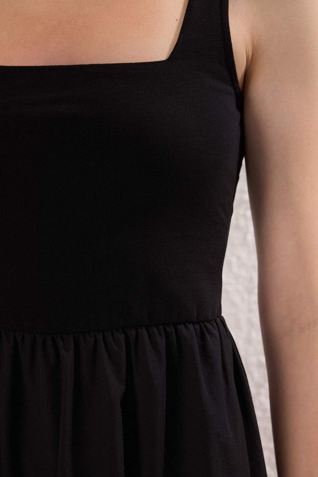 Siyah Eteği Belden Açılan Üstü Esnek Örme Midi Elbise TWOSS25EL00840