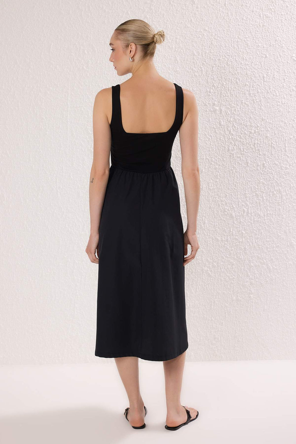 Siyah Eteği Belden Açılan Üstü Esnek Örme Midi Elbise TWOSS25EL00840