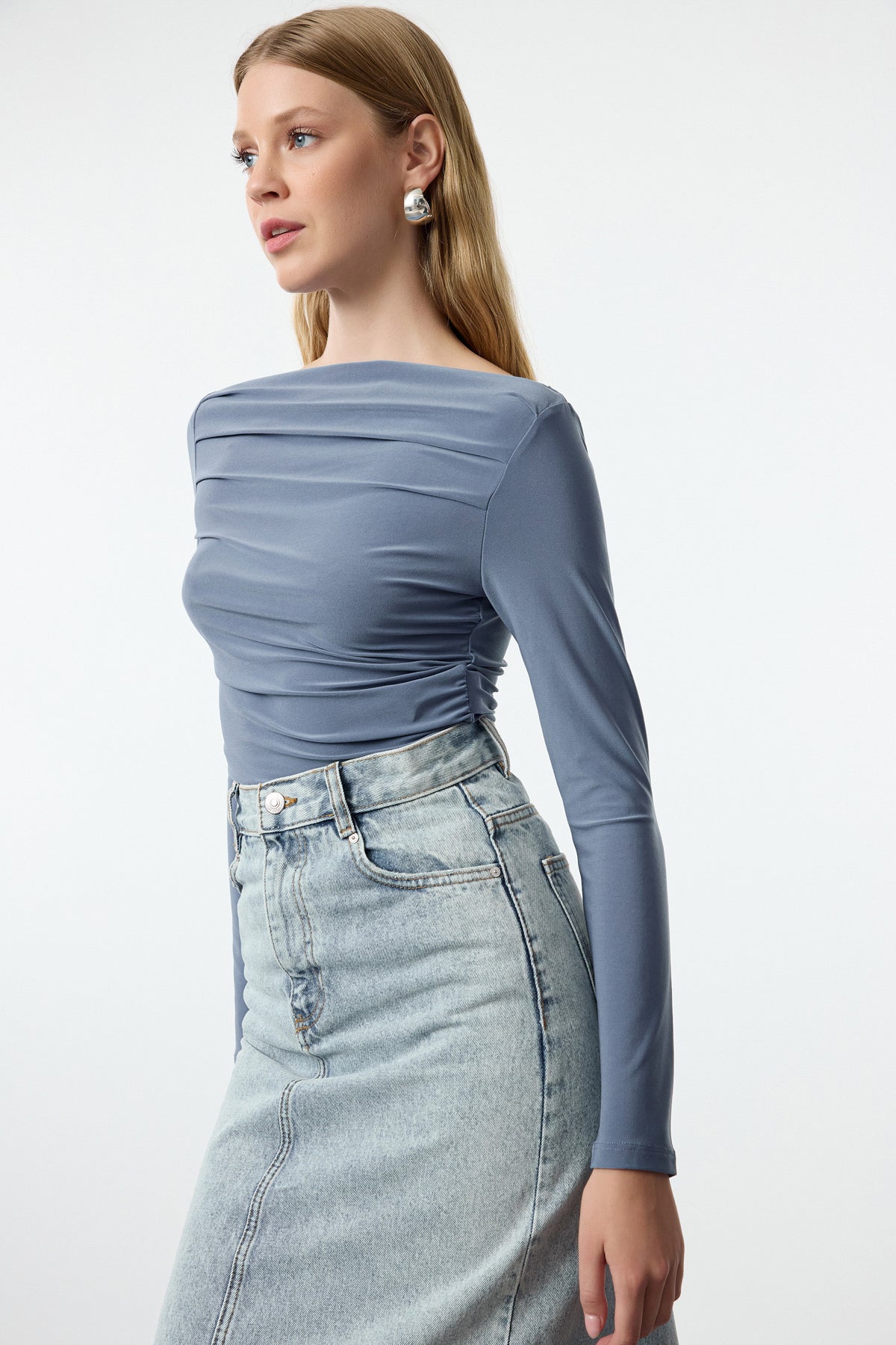 Indigo Kayık Yaka Drapeli Vücuda Oturan Esnek Örme Bluz TWOAW25BZ00109 Secondary image