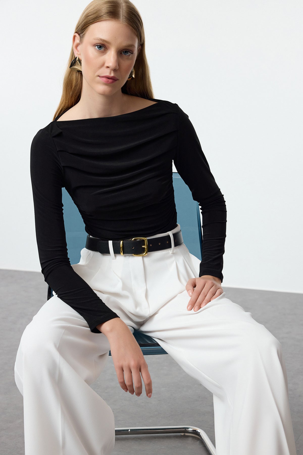 Siyah Kayık Yaka Drapeli Vücuda Oturan Esnek Örme Bluz TWOAW25BZ00109 Main image