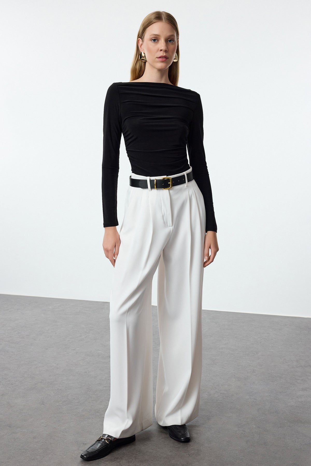 Siyah Kayık Yaka Drapeli Vücuda Oturan Esnek Örme Bluz TWOAW25BZ00109 Secondary image