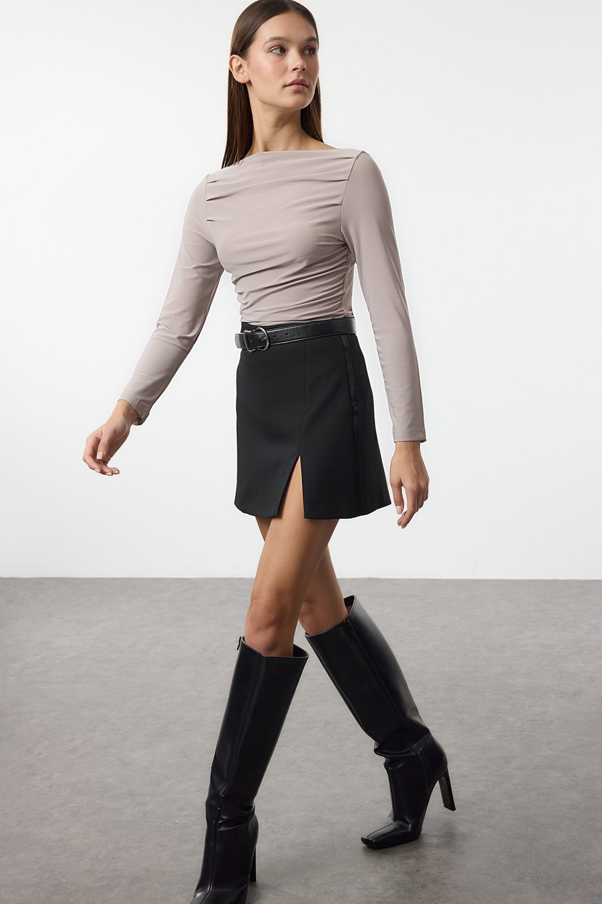 Taş Kayık Yaka Drapeli Vücuda Oturan Esnek Örme Bluz TWOAW25BZ00109 Main image