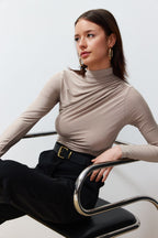 Taş Büzgülü Kare Yaka Vücuda Oturan Esnek Örme Bluz TWOSS24BZ00487