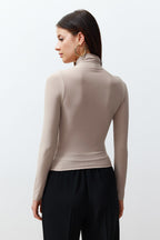 Taş Büzgülü Kare Yaka Vücuda Oturan Esnek Örme Bluz TWOSS24BZ00487