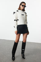 Ekru Yumuşak Dokulu Kurdele/Fiyonk Detaylı Triko Kazak TWOAW25KZ00155