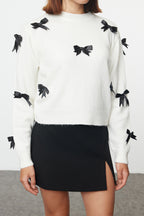 Ekru Yumuşak Dokulu Kurdele/Fiyonk Detaylı Triko Kazak TWOAW25KZ00155