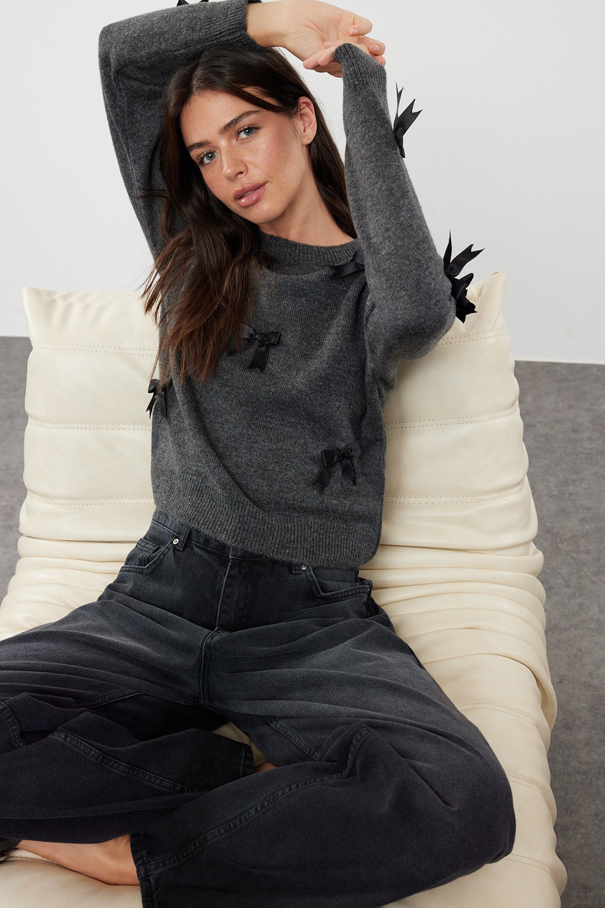 Koyu Antrasit Yumuşak Dokulu Kurdele/Fiyonk Detaylı Triko Kazak TWOAW25KZ00155 Main image