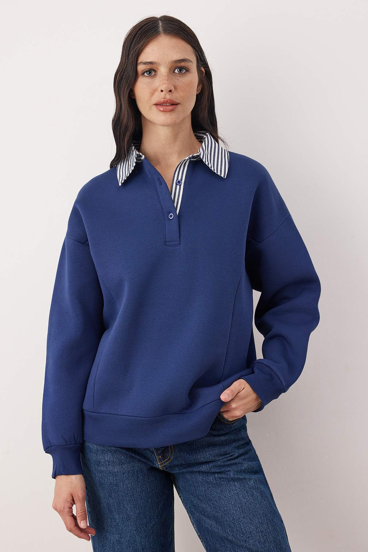 Lacivert Dokuma Garni Detaylı Oversize Kalıp Polo Yaka Kalın Polarlı Örme Sweatshirt TWOAW26SW00116 Main image