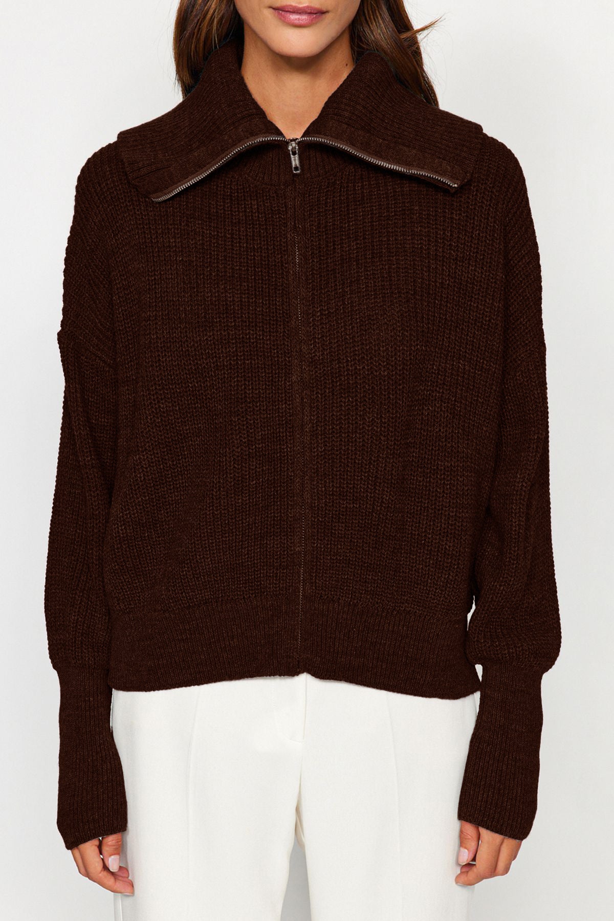 Koyu Kahverengi Geniş Kalıp Devrik Yaka Fermuarlı Triko Hırka TWOAW24HI00072