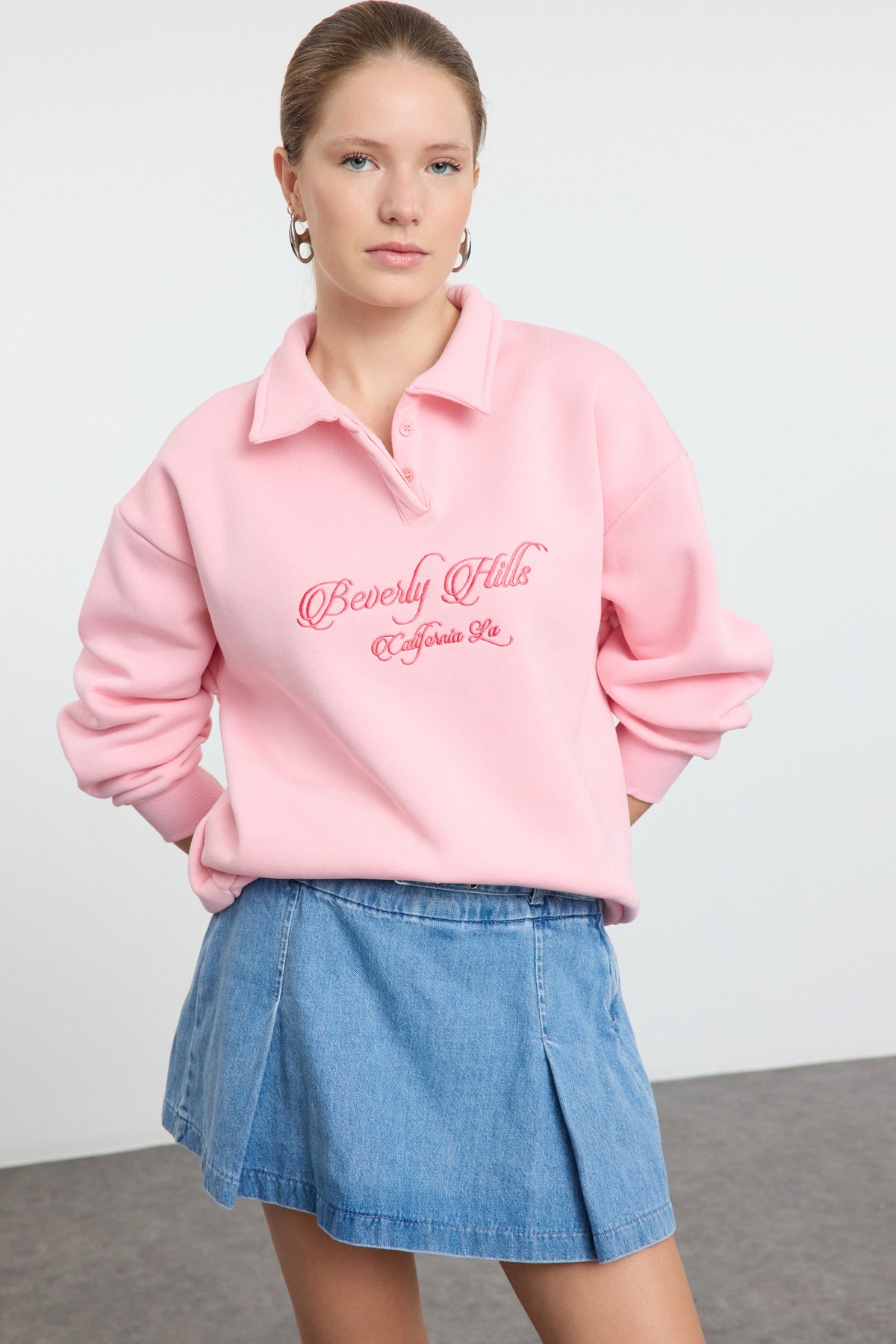 Açık Pembe Gömlek Yaka Nakışlı Regular Fit Kalın İçi Polarlı Örme Sweatshirt TWOAW24SW00182 Main image