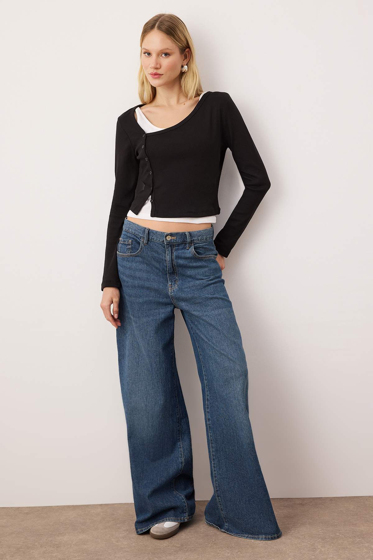 Siyah Çift Görünümlü Asimetrik Yaka Düğmeli Vücuda Oturan Esnek Örme Bluz TWOAW26BZ00042 Main image