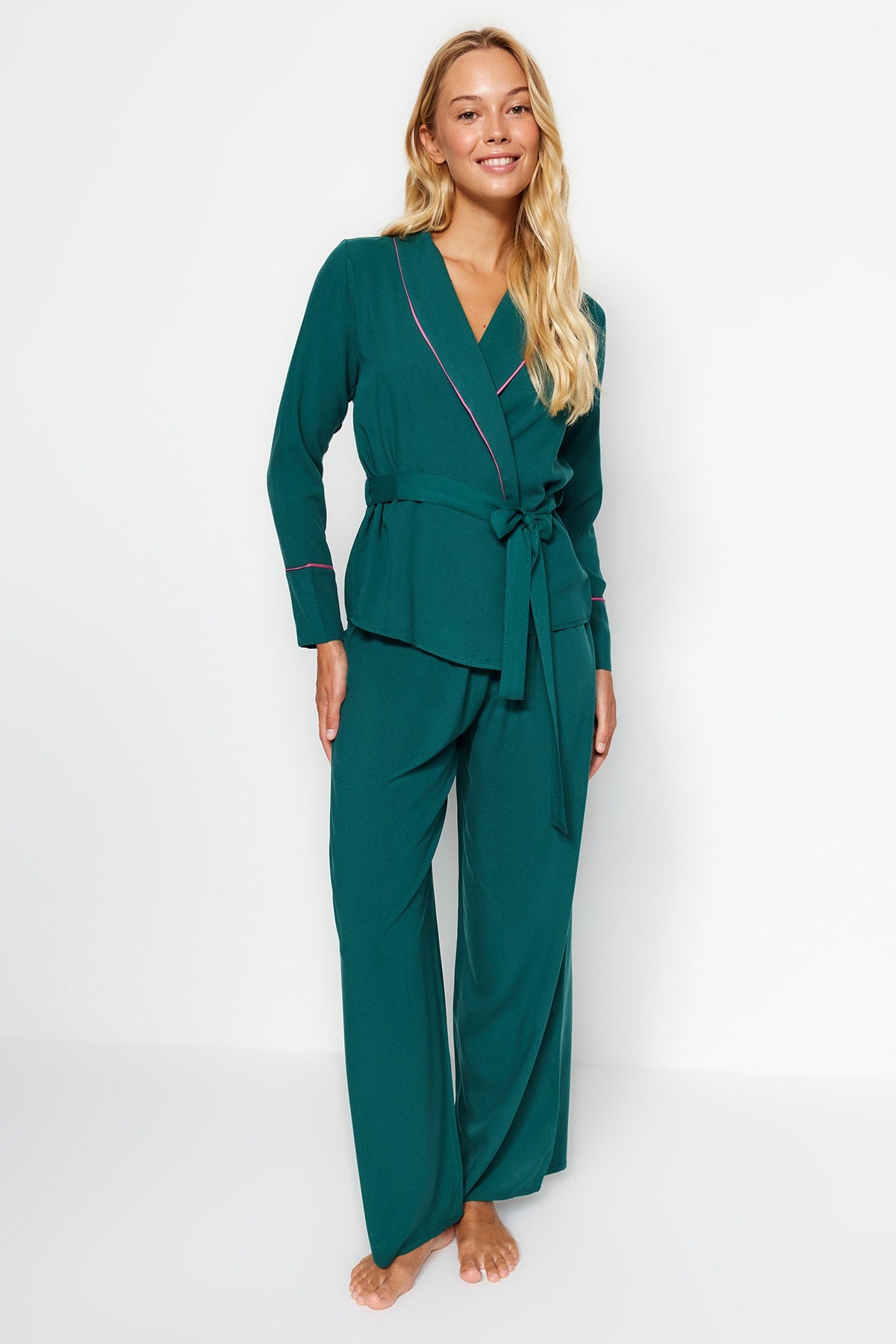 Zümrüt Yeşili Kuşaklı Biye Detaylı Kruvaze Viskon Dokuma Pijama Takımı THMAW22PT1109 Secondary image