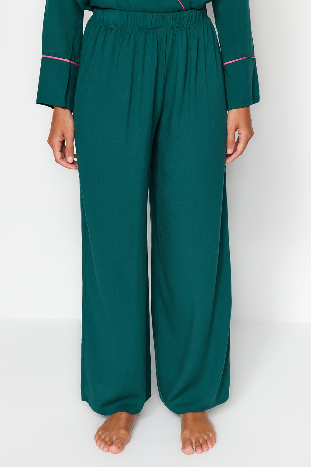 Zümrüt Yeşili Kuşaklı Biye Detaylı Kruvaze Viskon Dokuma Pijama Takımı THMAW22PT1109