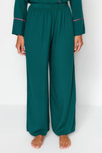 Zümrüt Yeşili Kuşaklı Biye Detaylı Kruvaze Viskon Dokuma Pijama Takımı THMAW22PT1109