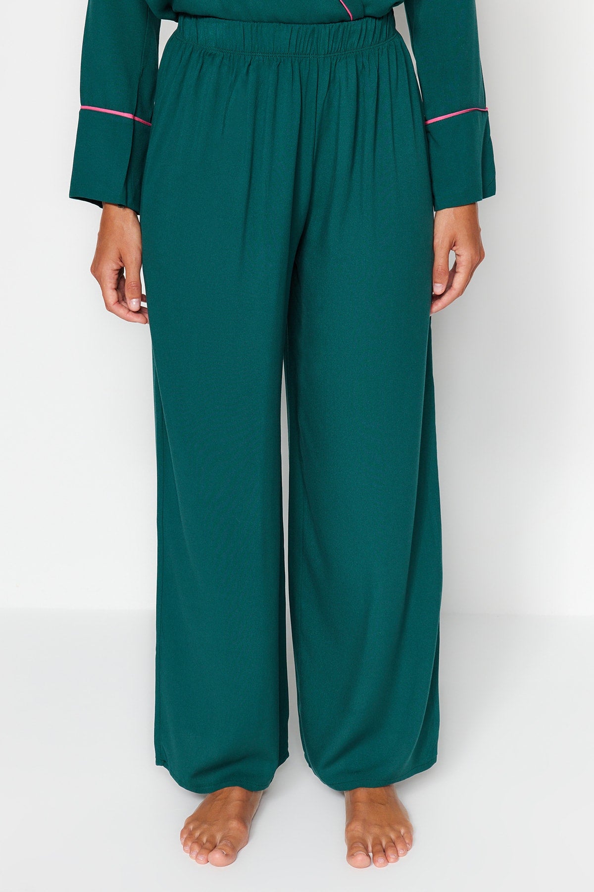 Zümrüt Yeşili Kuşaklı Biye Detaylı Kruvaze Viskon Dokuma Pijama Takımı THMAW22PT1109
