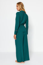Zümrüt Yeşili Kuşaklı Biye Detaylı Kruvaze Viskon Dokuma Pijama Takımı THMAW22PT1109