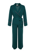 Zümrüt Yeşili Kuşaklı Biye Detaylı Kruvaze Viskon Dokuma Pijama Takımı THMAW22PT1109