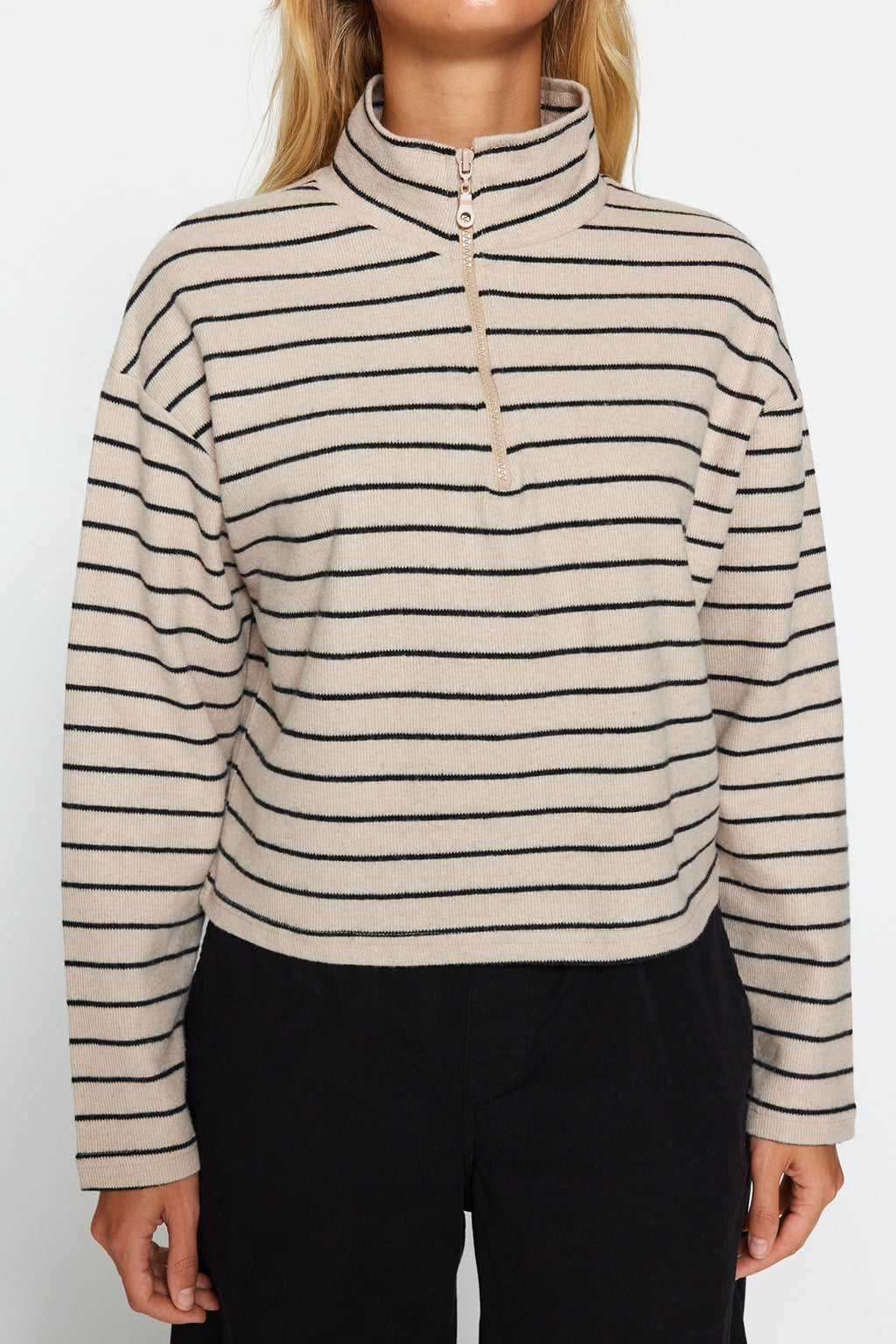 Açık Bej Çizgili Selanik Fermuarlı Dik Yaka Regular/Normal Kalıp Örme Sweatshirt TWOAW22SW0732