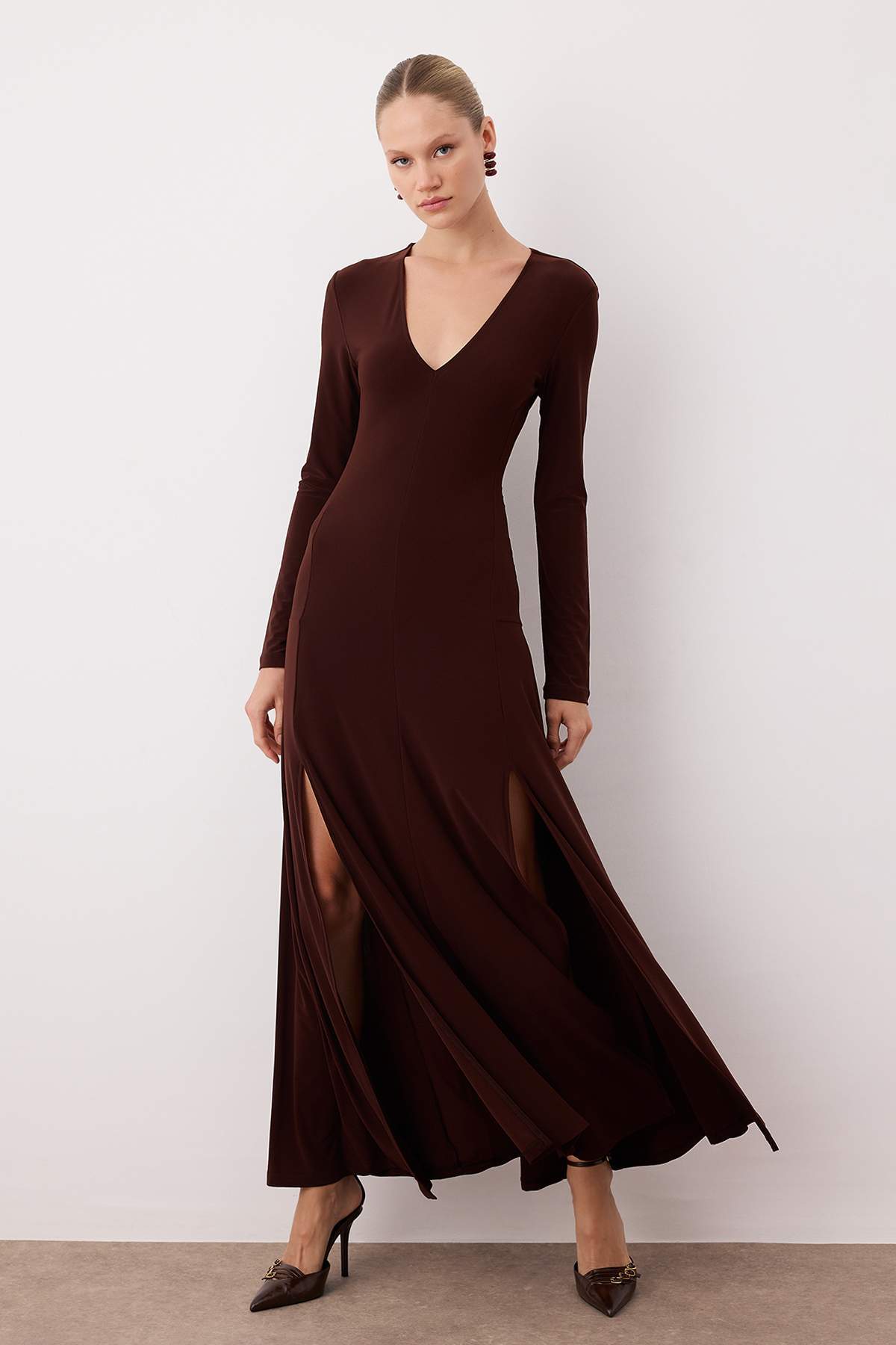 Limited Edition Kahverengi V Yaka Skater/Belden Açılan Esnek Maxi Örme Elbise TWOAW25EL00299 Main image