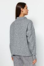 Gri Yumuşak Dokulu Polo Yaka Triko Kazak TWOAW24KZ00678