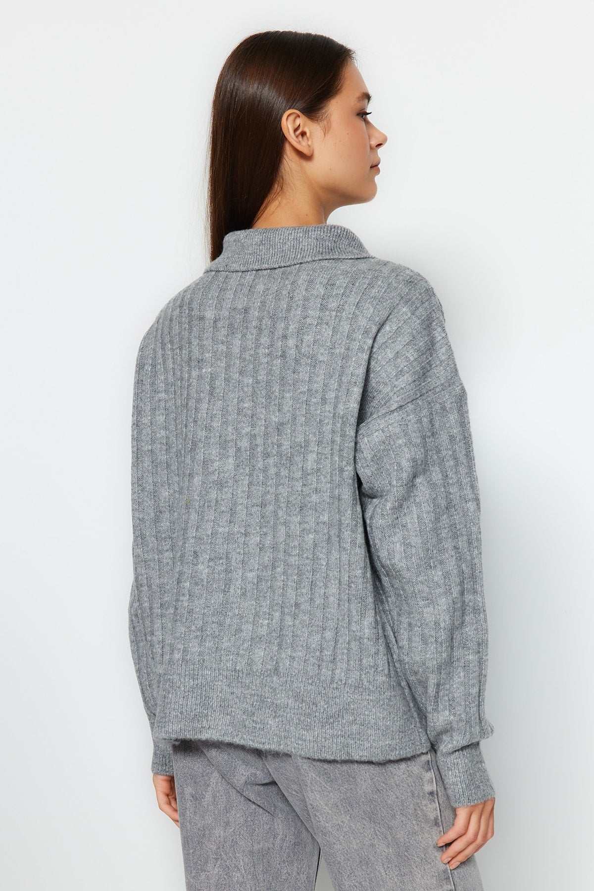 Gri Yumuşak Dokulu Polo Yaka Triko Kazak TWOAW24KZ00678