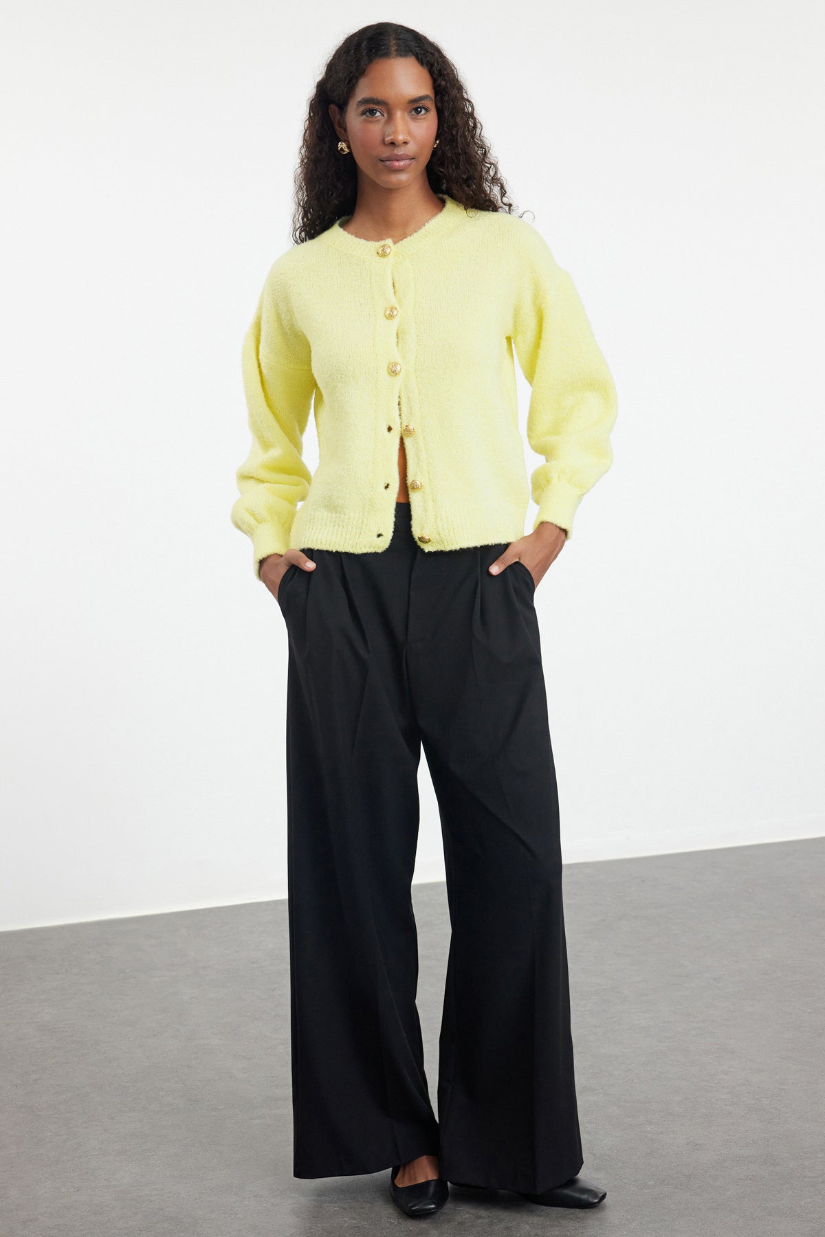 Sarı Düğme Detaylı Balon Kollu Yumuşak Dokulu Ceket Görünümlü Triko Hırka TWOAW25HI00147 Secondary image