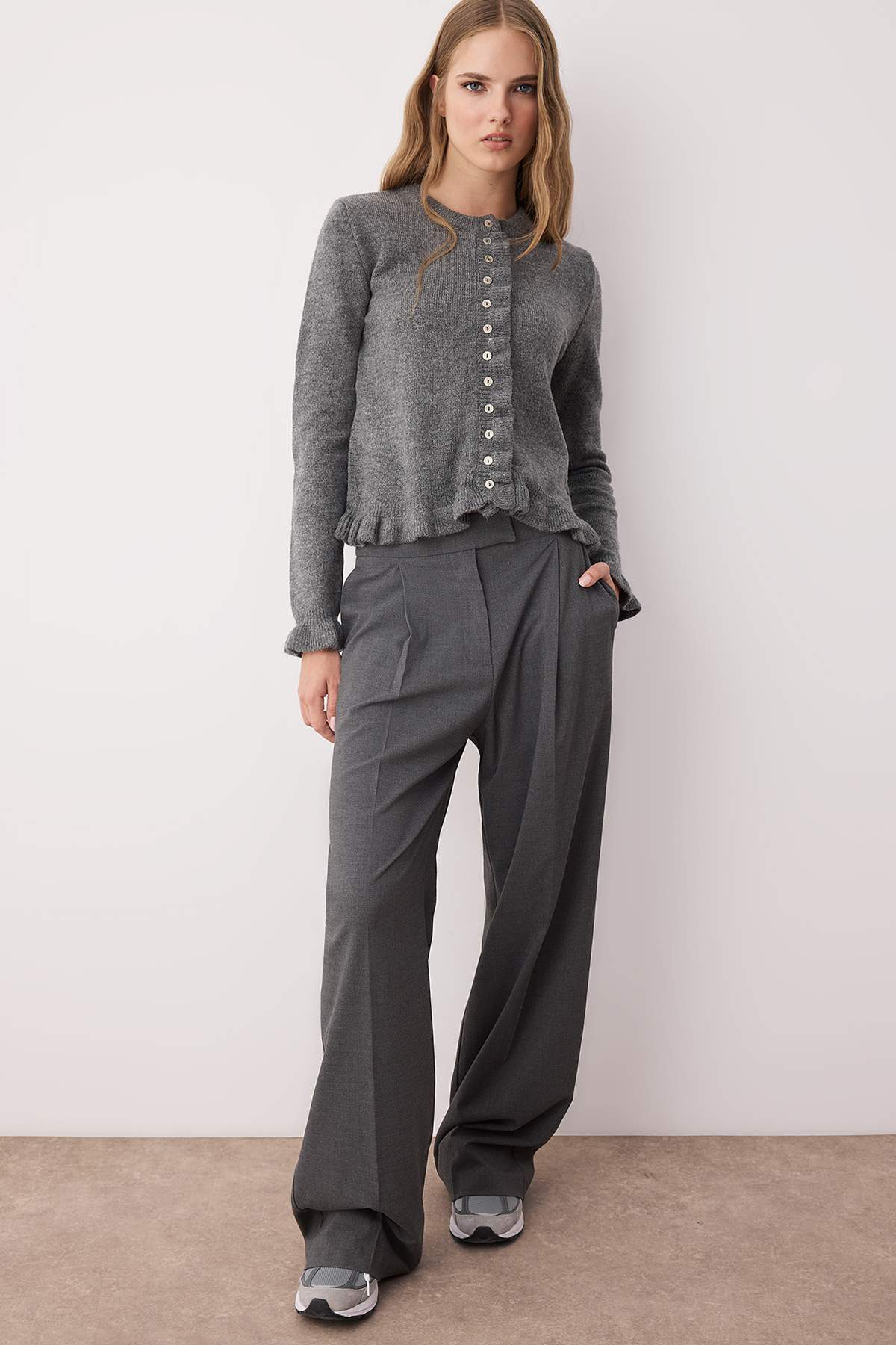 Antrasit Düğme Detaylı Yumuşak Dokulu Triko Hırka TWOAW26HI00038 Secondary image