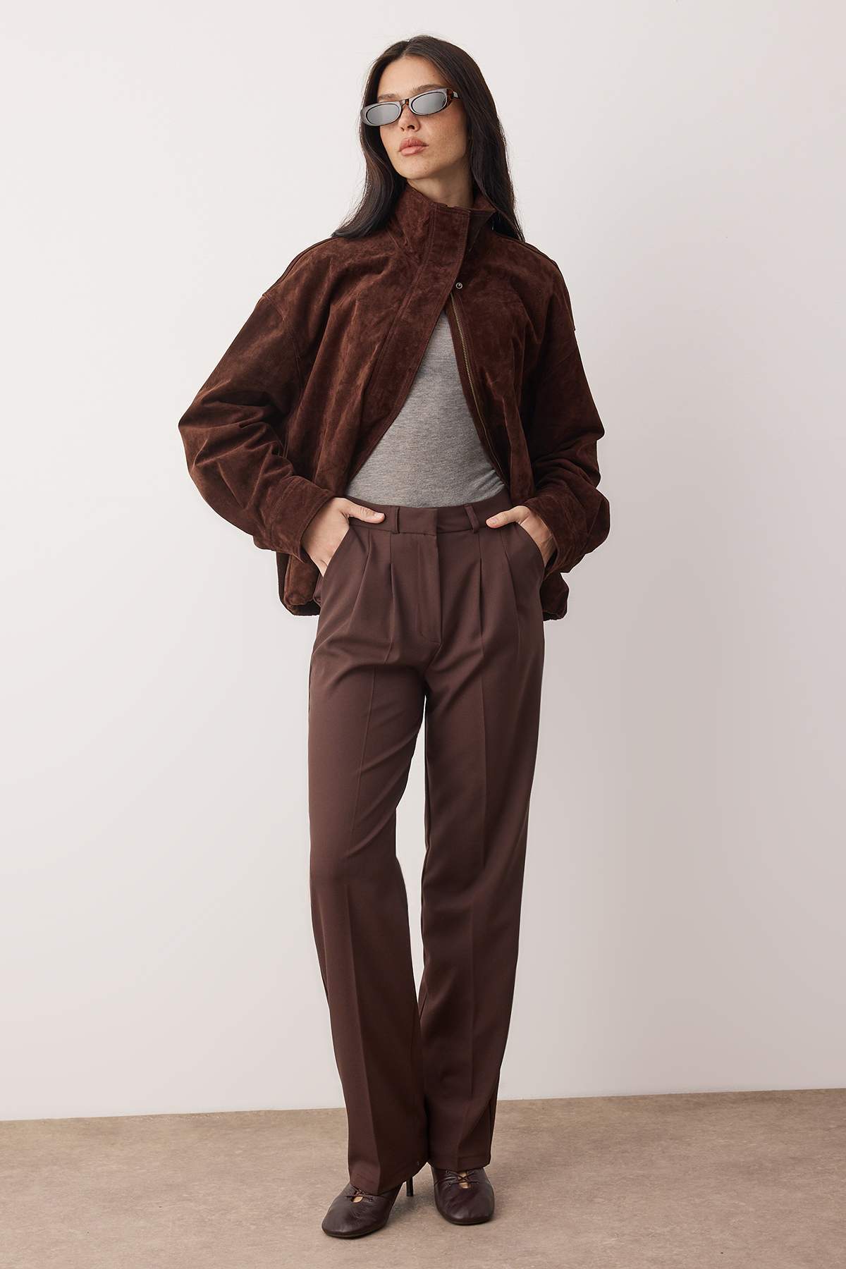 Koyu Kahverengi Limited Edition Straight/Düz Kesim Pilili Dokuma Kumaş Pantolon TWOAW23PL00401 Main image