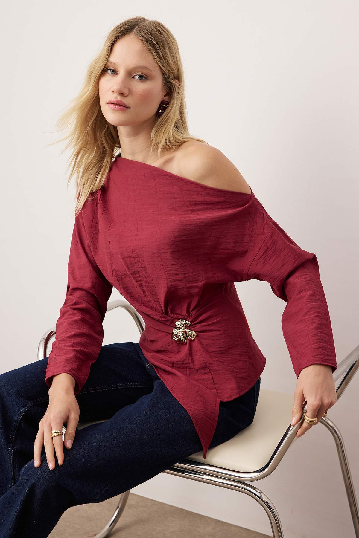 Şarap Rengi Aksesuar Detaylı Düşük Omuz Dokuma Bluz TWOAW26BZ00280 Secondary image