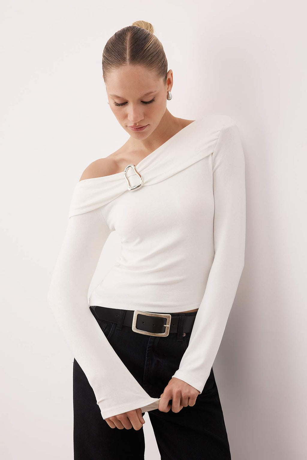 Ekru Asimetrik Yaka Aksesuar Detaylı Fitted Açık Omuzlu Örme Bluz TWOAW26BZ00121