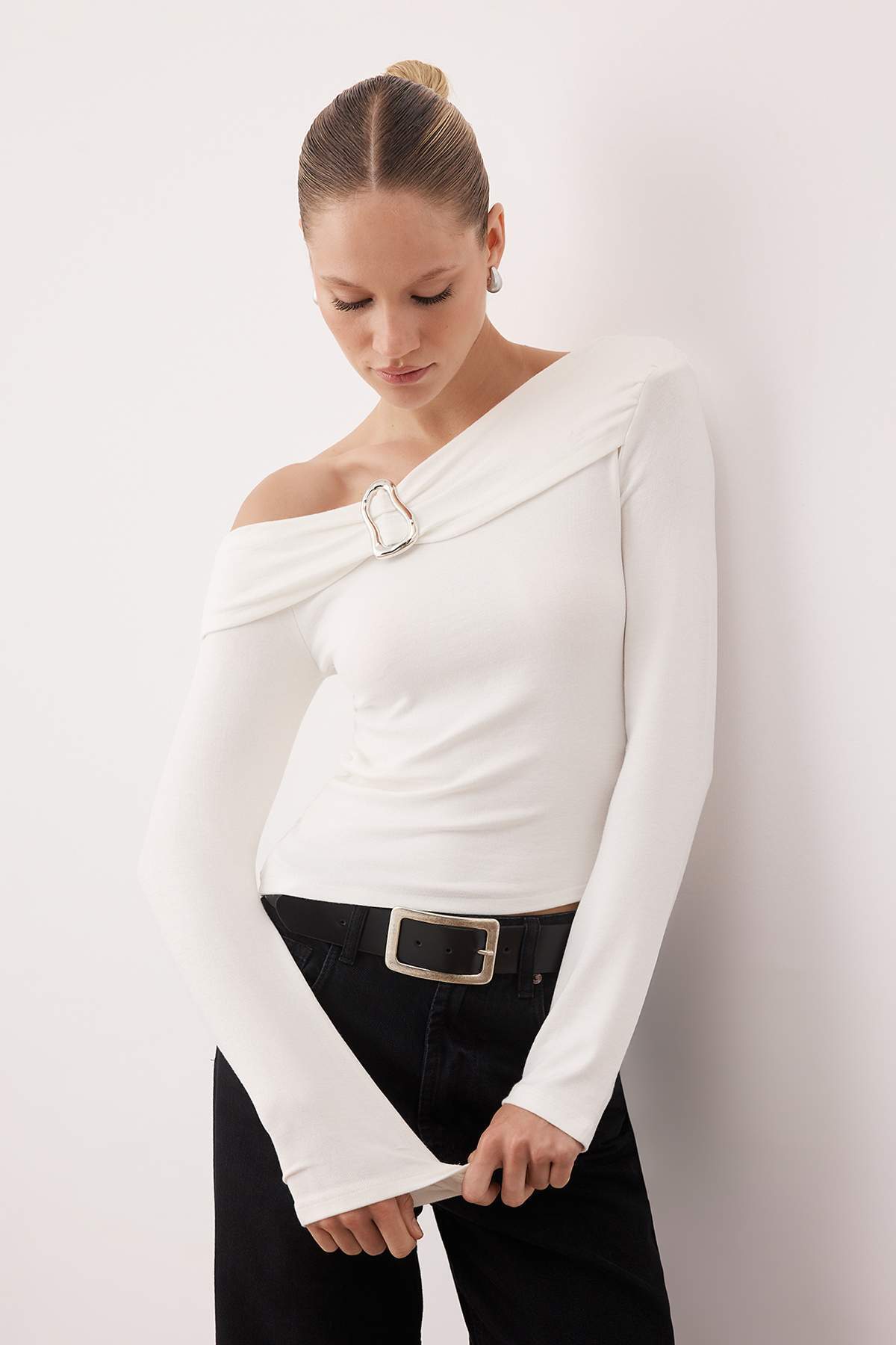 Ekru Asimetrik Yaka Aksesuar Detaylı Fitted Açık Omuzlu Örme Bluz TWOAW26BZ00121