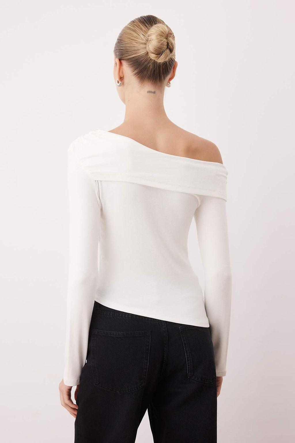 Ekru Asimetrik Yaka Aksesuar Detaylı Fitted Açık Omuzlu Örme Bluz TWOAW26BZ00121