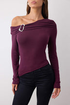 Mürdüm Asimetrik Yaka Aksesuar Detaylı Fitted Açık Omuzlu Örme Bluz TWOAW26BZ00121