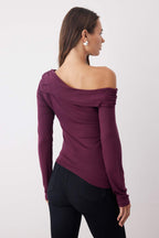 Mürdüm Asimetrik Yaka Aksesuar Detaylı Fitted Açık Omuzlu Örme Bluz TWOAW26BZ00121