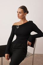 Siyah Asimetrik Yaka Aksesuar Detaylı Fitted Açık Omuzlu Örme Bluz TWOAW26BZ00121