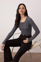 Antrasit Çıtçıtlı Fitted/Vücuda Oturan Fitilli Esnek Örme Bluz TWOAW25BZ00080