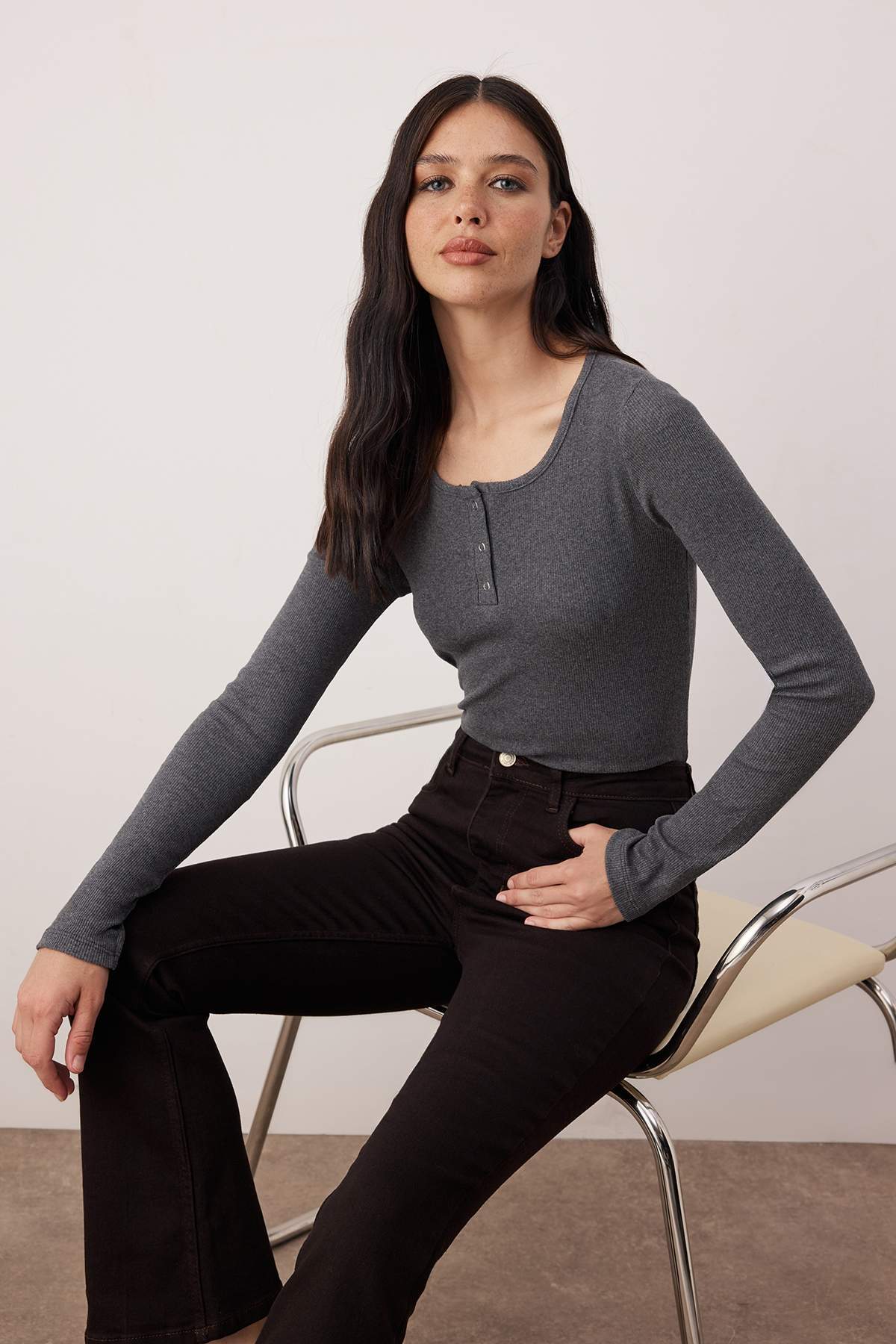 Antrasit Çıtçıtlı Fitted/Vücuda Oturan Fitilli Esnek Örme Bluz TWOAW25BZ00080