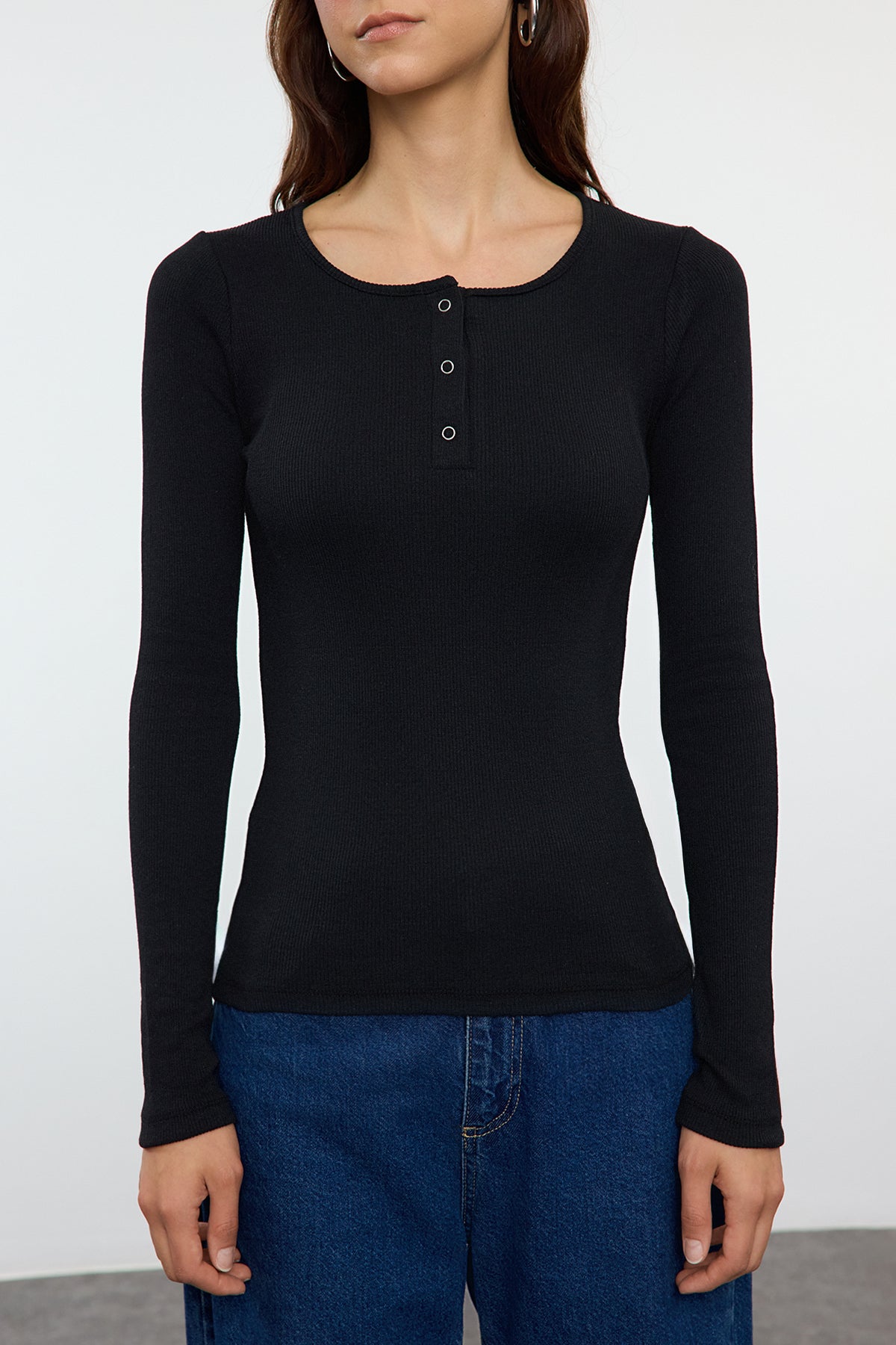 Siyah Çıtçıtlı Fitted/Vücuda Oturan Fitilli Esnek Örme Bluz TWOAW25BZ00080