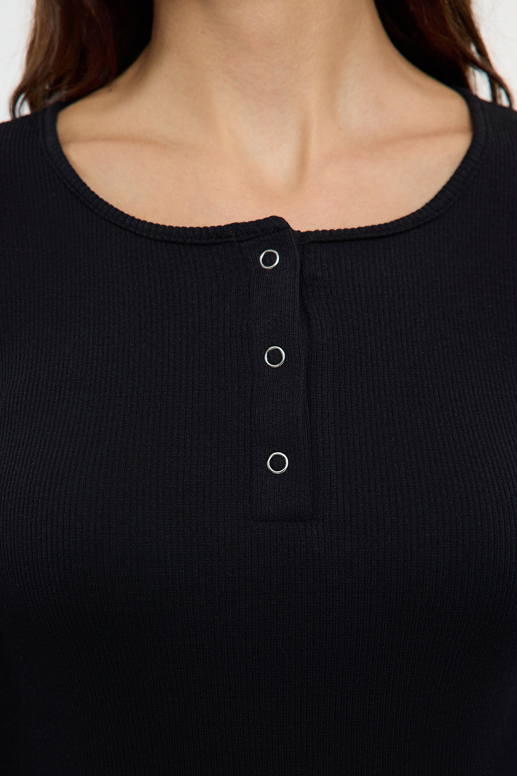 Siyah Çıtçıtlı Fitted/Vücuda Oturan Fitilli Esnek Örme Bluz TWOAW25BZ00080