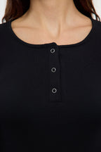 Siyah Çıtçıtlı Fitted/Vücuda Oturan Fitilli Esnek Örme Bluz TWOAW25BZ00080