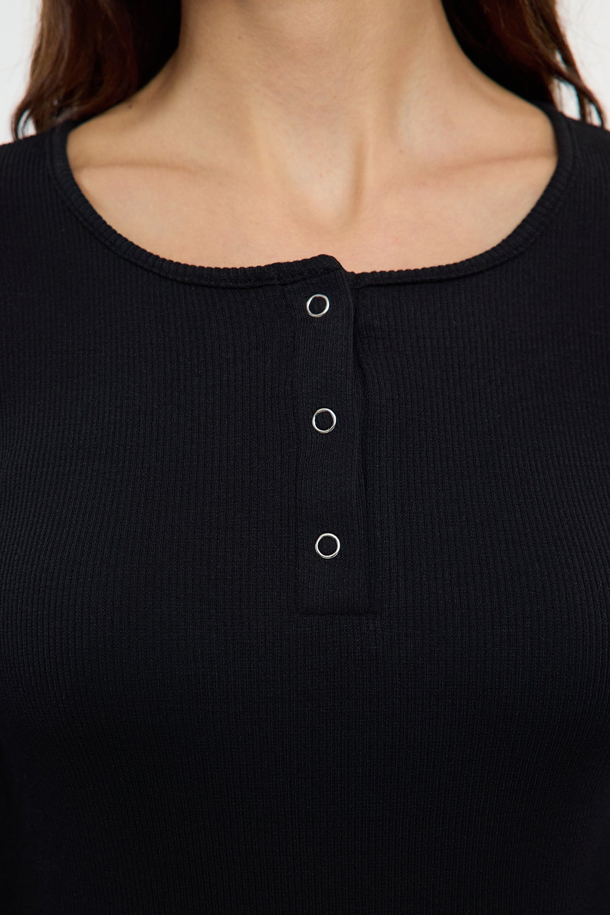 Siyah Çıtçıtlı Fitted/Vücuda Oturan Fitilli Esnek Örme Bluz TWOAW25BZ00080