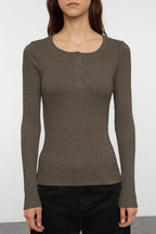 Vizon Çıtçıtlı Fitted/Vücuda Oturan Fitilli Esnek Örme Bluz TWOAW25BZ00080