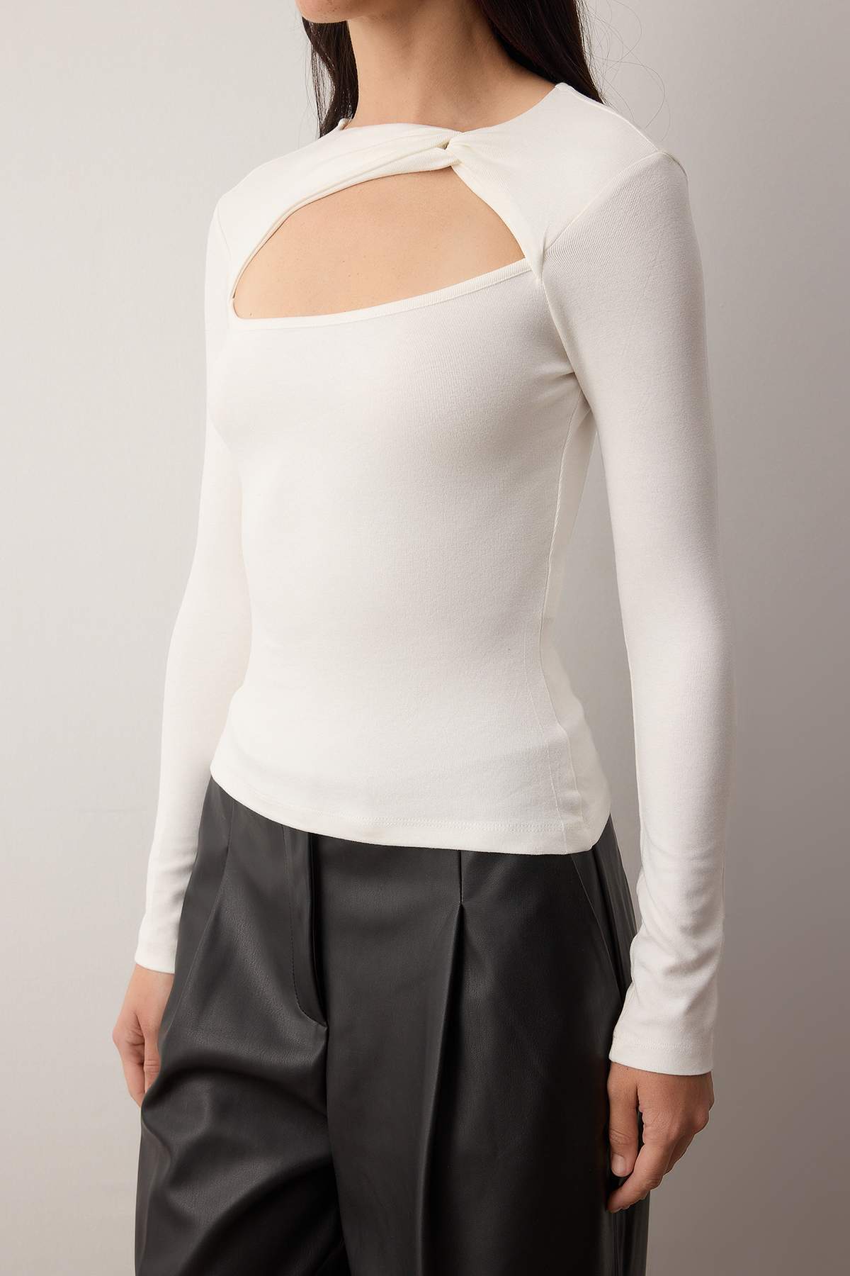 Ekru Cut Out Detaylı Vücuda Oturan Yumuşak Tuşeli Esnek Örme Bluz TWOAW26BZ00126