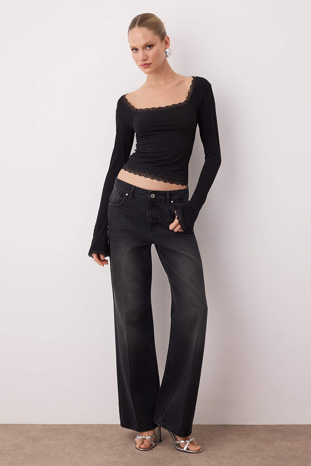 Siyah Dantel Detaylı Kare Yaka Örme Party Bluz TPRAW26BZ00045 Secondary image