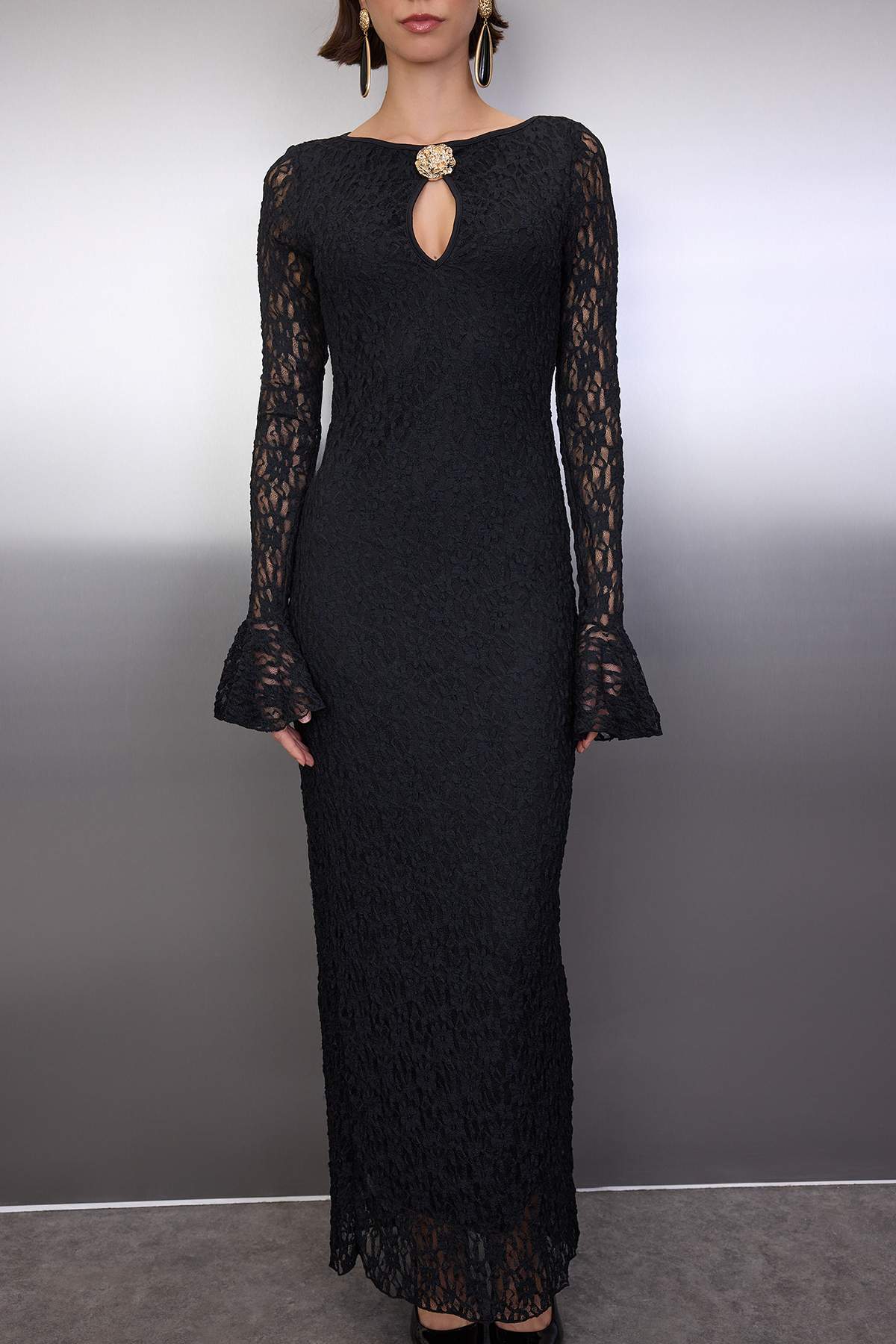 Siyah Düz Aksesuar Detaylı Dantel Maxi Astarlı Şık/Gece Yılbaşı Elbisesi TPRAW26EL00088
