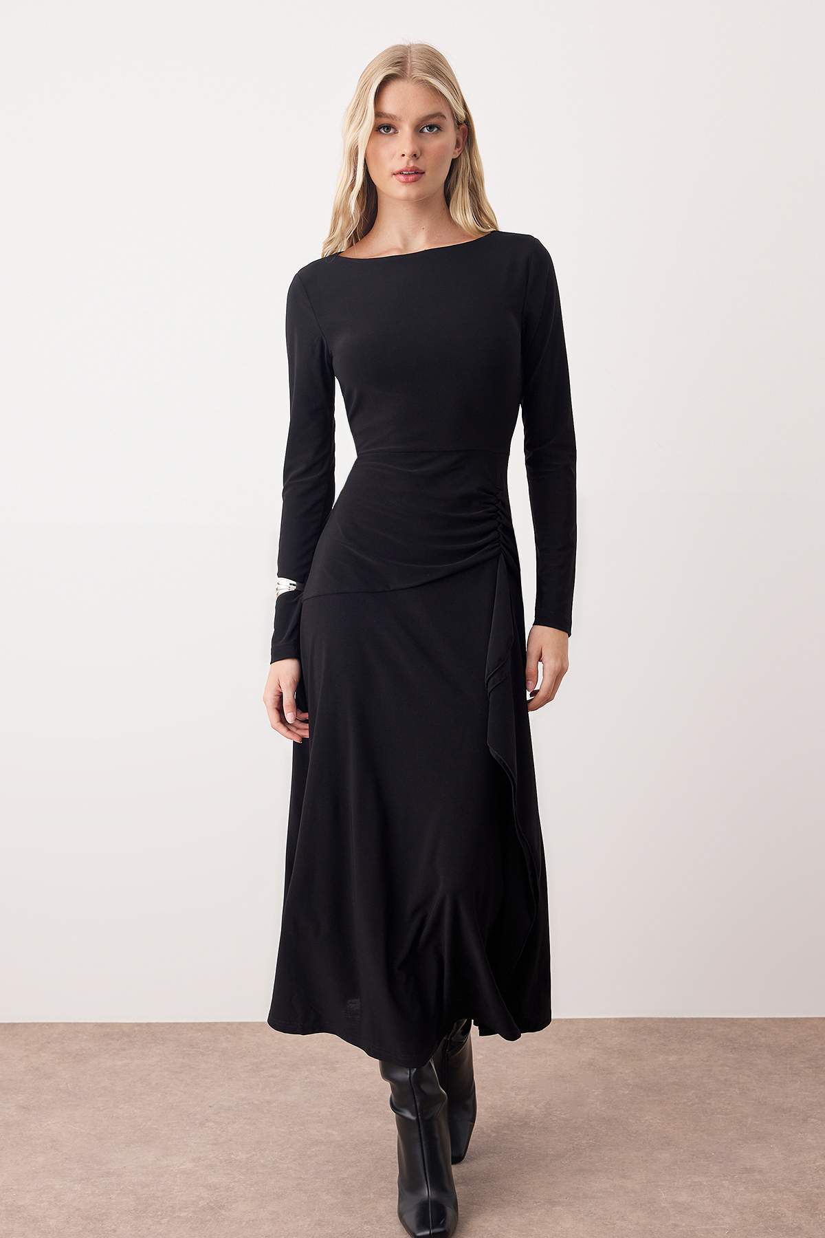 Siyah Düz Burdu ve Fırfır Detaylı Kayık Yaka Belen Açılan Maxi Örme Elbise TWOAW26EL00210 Secondary image