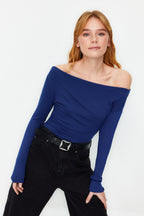 Açık Lacivert Premium Yumuşak Kumaşlı Fitted/Vücuda Oturan Kayık Yaka Örme Bluz TWOAW24BZ00227