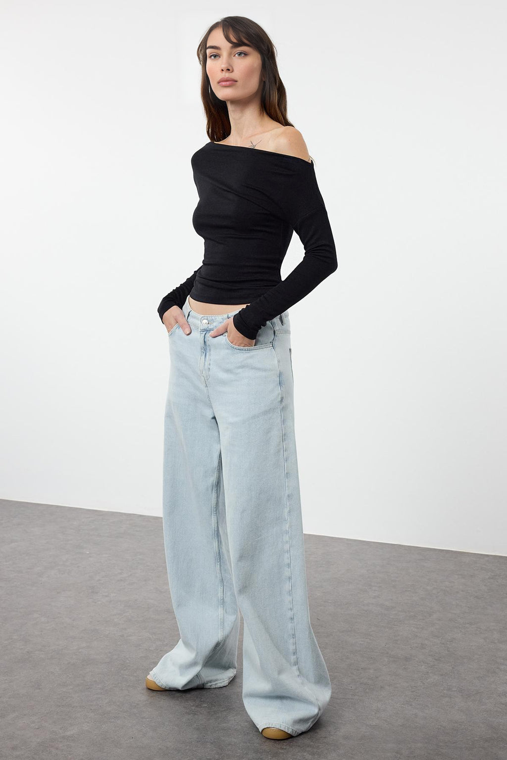 Siyah Düz Premium Yumuşak Kumaşlı Fitted/Vücuda Oturan Kayık Yaka Örme Bluz TWOAW24BZ00227